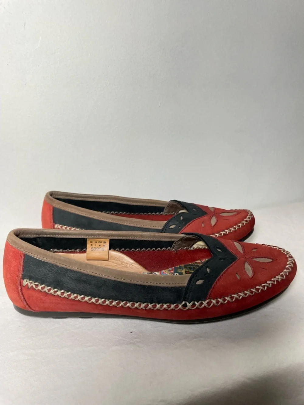 EUC Vintage Hush Puppies Red Black Cutout Moccasins Suede Flats 9